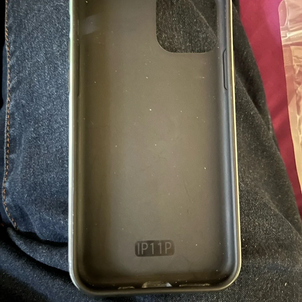 This is green and gold hard case to iPhone 11Pro.
